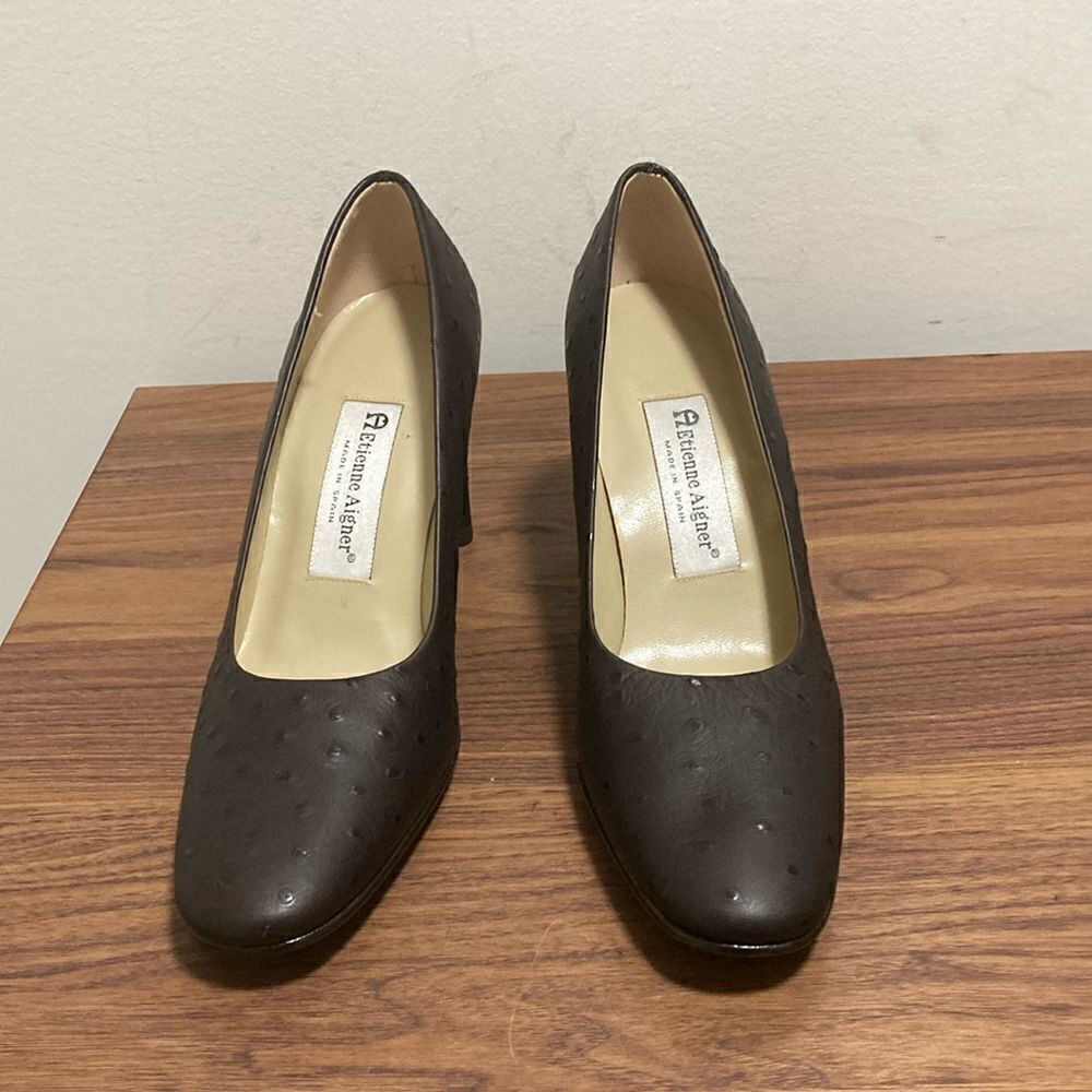 Etienne Aigner NWOT Dreamer Brown Ostrich Embossed Leather Pumps. Size 8.5 M.